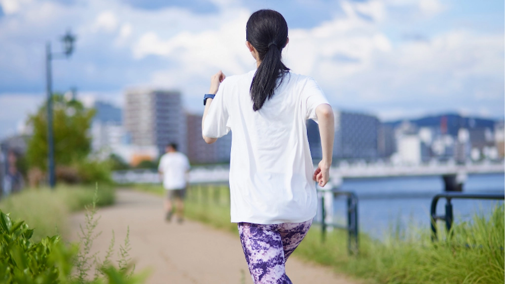 運動をする女性