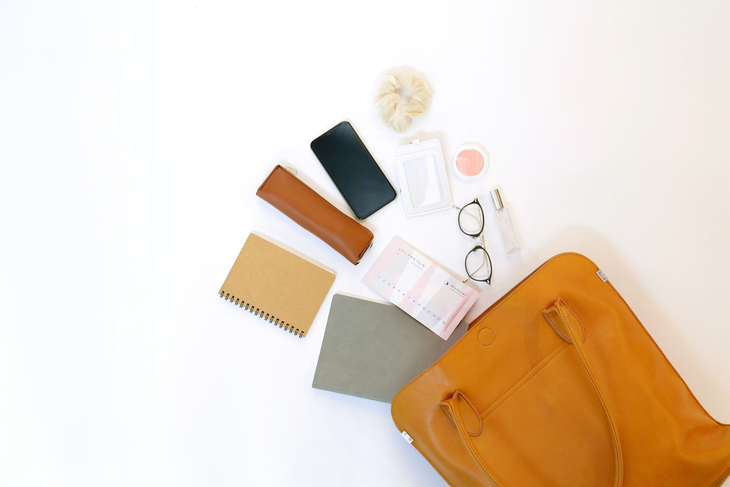 妊活プロテイン モトクルはデザインにもこだわったので、外出時に持ち歩いても違和感なく溶け込みます。