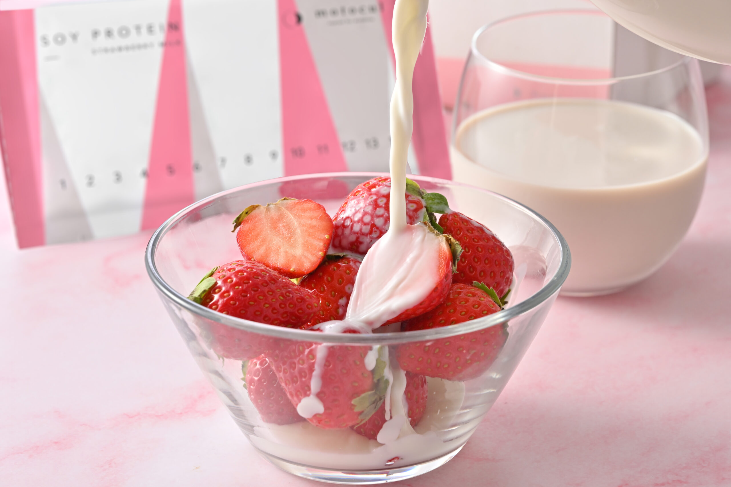 妊活プロテイン モトクルの新フレーバーのイチゴミルク味です。